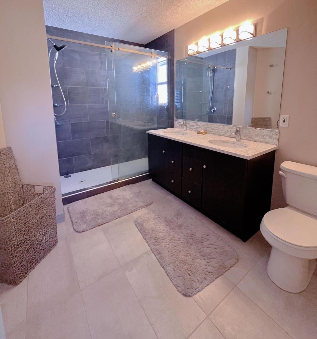 Best Garden House&3 Mins Bus Station Close C-Train&Free Parking YYC Quarto foto
