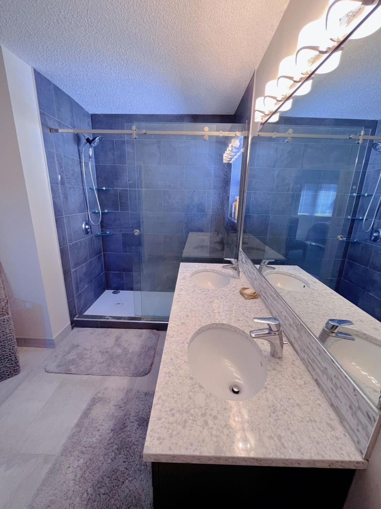 Best Garden House&3 Mins Bus Station Close C-Train&Free Parking YYC Quarto foto